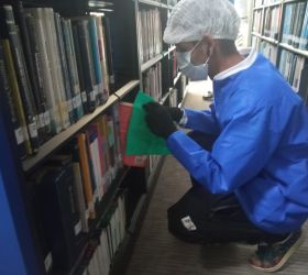La importancia de la desinfección en las bibliotecas y archivos: ¿Por qué es diferente limpiar a desinfectar?